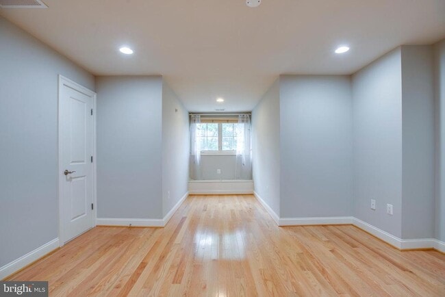 7025 Little Leaf Linden Ln in McLean, VA - Building Photo - Building Photo