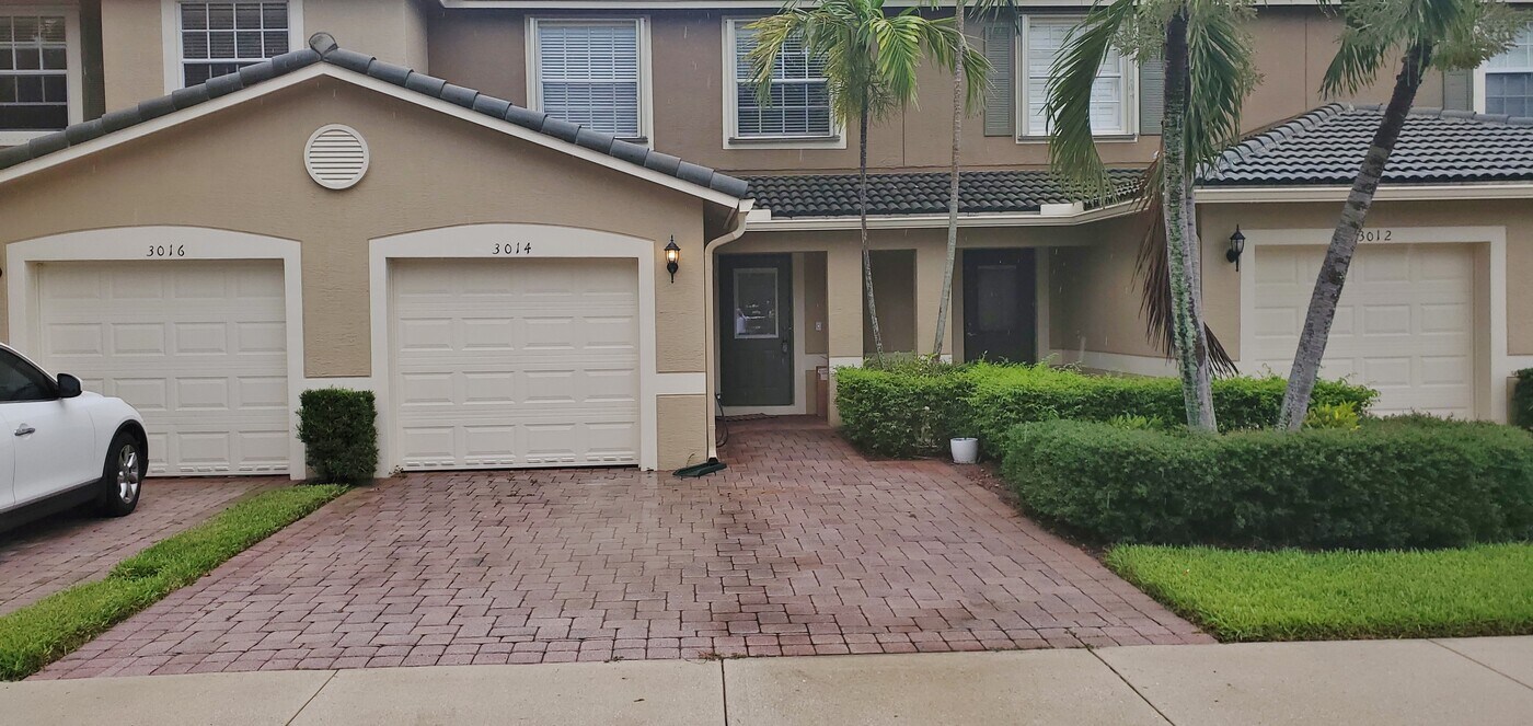 3014 SE Lexington Lakes Dr in Stuart, FL - Building Photo