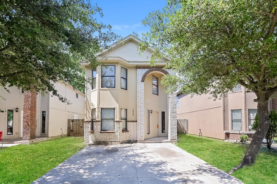 2923 La Estancia Ln in Houston, TX - Building Photo