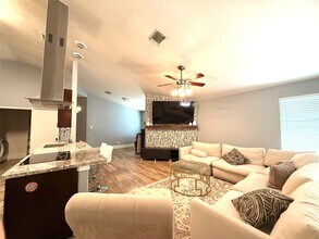 1214 Wesley Dr in Stafford, TX - Foto de edificio - Building Photo