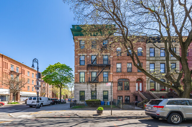 372 Mac Donough St in Brooklyn, NY - Foto de edificio - Building Photo