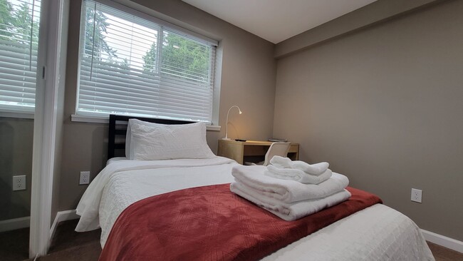 1803 N 200th St in Shoreline, WA - Foto de edificio - Building Photo