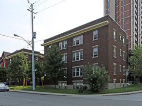 Queen's Court in Hamilton, ON - Building Photo - Building Photo