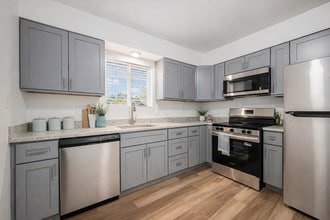 Royal Court Apartments in Overland Park, KS - Foto de edificio - Building Photo