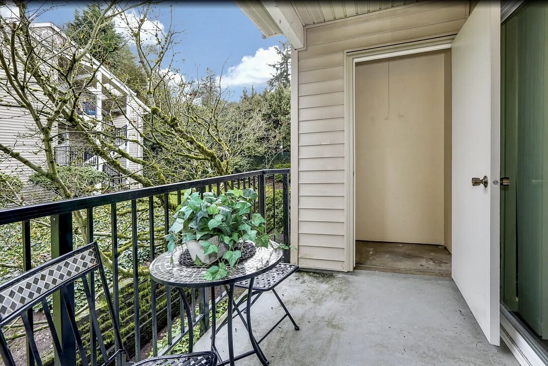 12020 100th Ave NE, Unit M203 in Kirkland, WA - Building Photo
