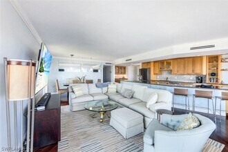 250 Park Shore Dr in Naples, FL - Building Photo - Building Photo