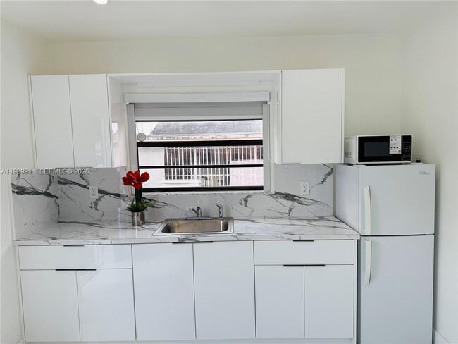 property at 706 W 40th Pl