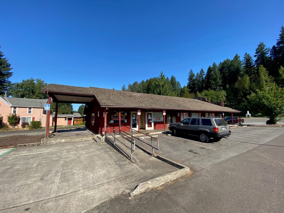 300 NW Santiam Blvd in Mill City, OR - Building Photo