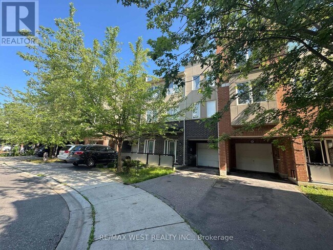 58 Heron Park Pl in Toronto, ON - Building Photo - Building Photo