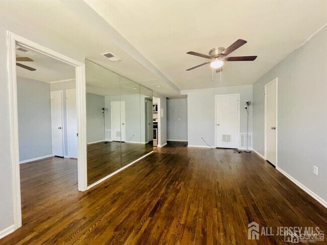 128 College Dr in Edison, NJ - Building Photo - Building Photo