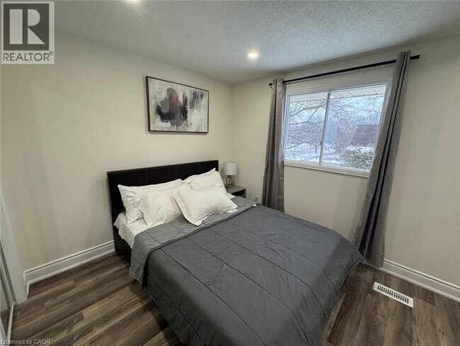 389 Dunvegan Dr in Waterloo, ON - Building Photo - Building Photo