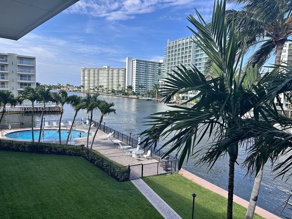 2895 NE 32nd St in Fort Lauderdale, FL - Building Photo