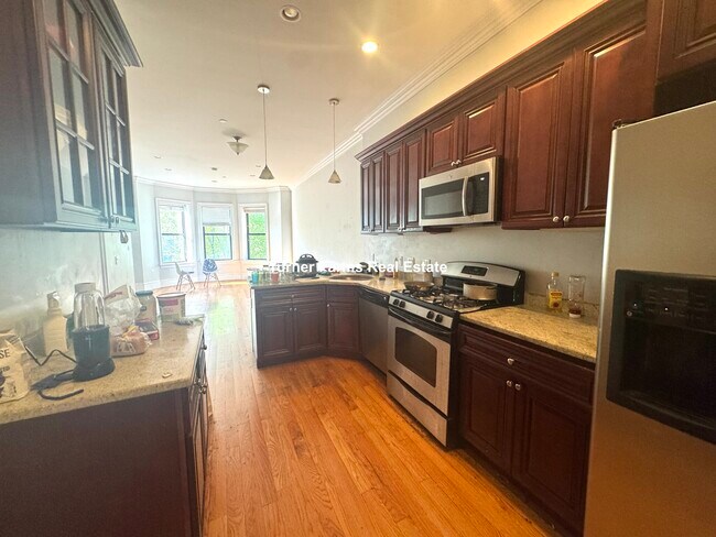 1087 Beacon St, Unit 89-3 in Brookline, MA - Building Photo - Building Photo