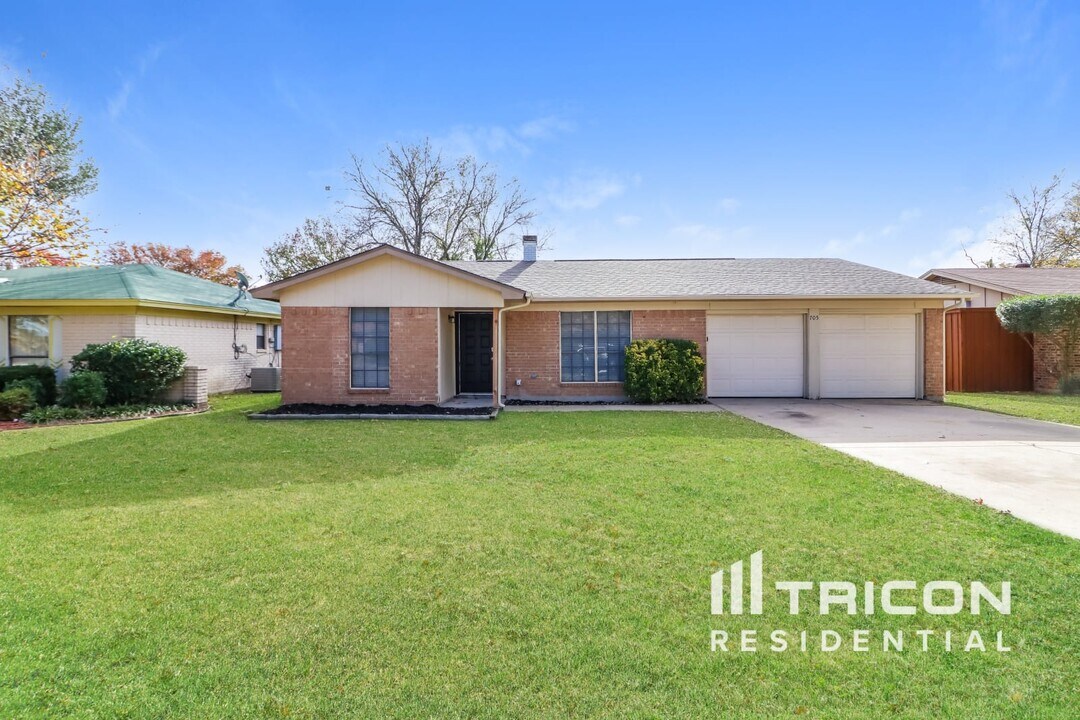 705 Barkridge Trail in Burleson, TX - Building Photo