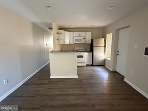 15 W 10th St in Marcus Hook, PA - Building Photo - Building Photo