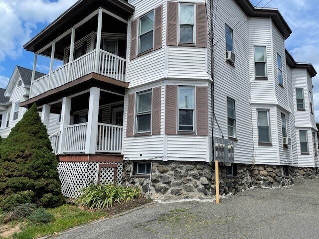 366R Crescent in Waltham, MA - Foto de edificio
