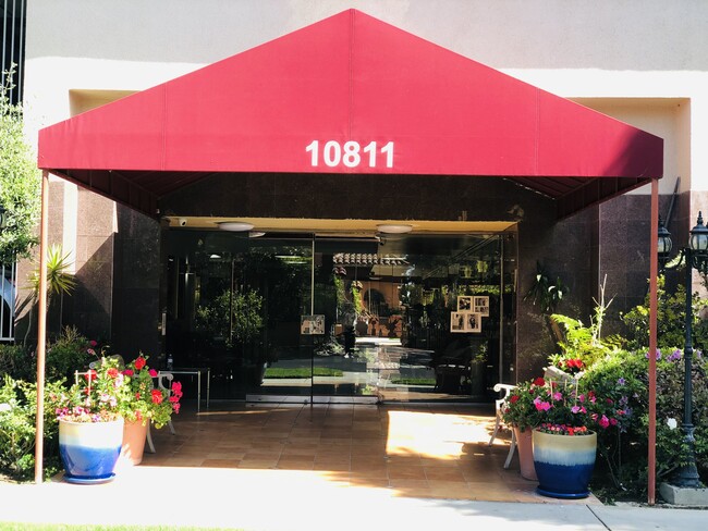 10811 Ashton Ave, Unit 309 in Los Angeles, CA - Building Photo - Building Photo