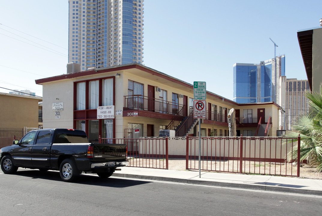 301 W Cleveland Ave in Las Vegas, NV - Building Photo