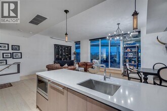 68 Smithe St in Vancouver, BC - Building Photo - Building Photo