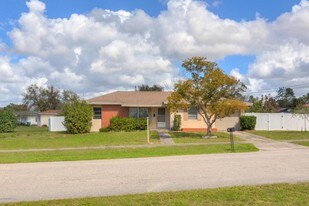 994 Alladin Dr in Deltona, FL - Building Photo