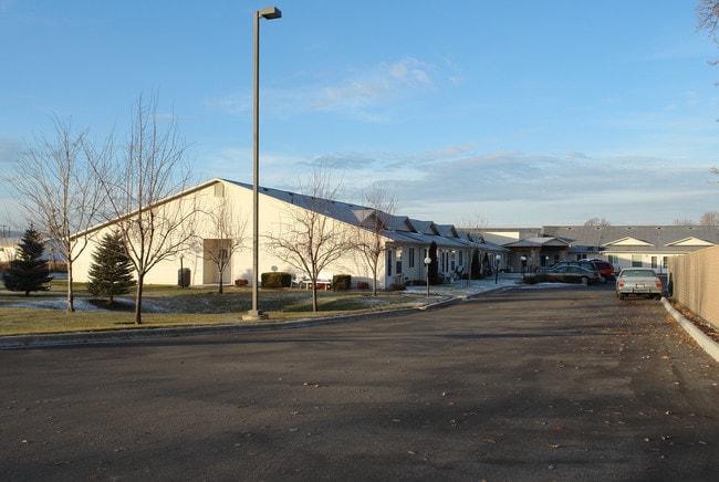 Autumn Court Apartments in Emmett, ID - Building Photo - Building Photo