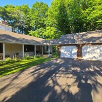 62-62 Westwood Rd in Woodbury, CT - Building Photo