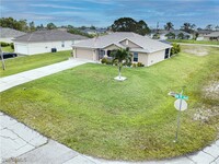 1129 NW 19th Ave in Cape Coral, FL - Foto de edificio - Building Photo