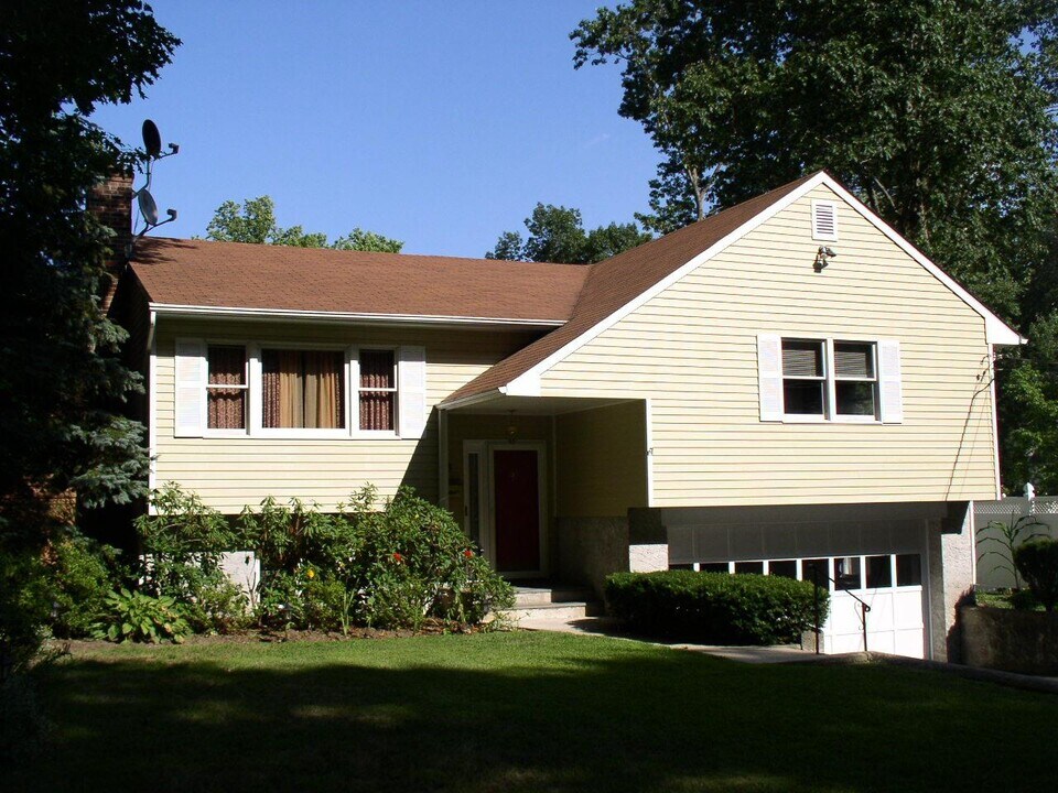 6 Railside Ave in White Plains, NY - Building Photo