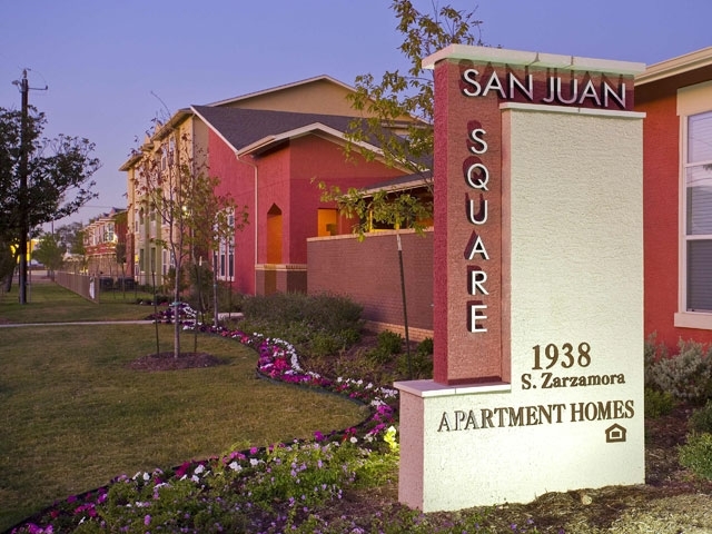 San Juan Square in San Antonio, TX - Foto de edificio