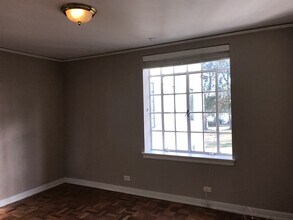 1700 N Elm St, Unit O4 in Greensboro, NC - Foto de edificio - Building Photo