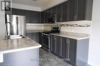 10 Bloom Cres in Hamilton, ON - Building Photo - Building Photo