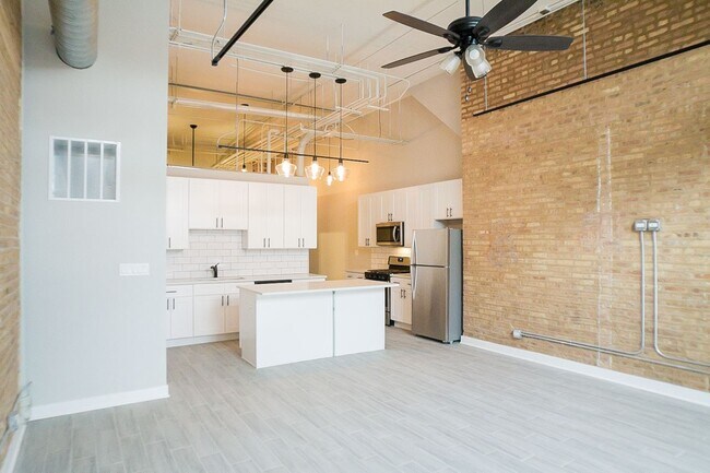 4435 W Fullerton Ave in Chicago, IL - Building Photo - Building Photo