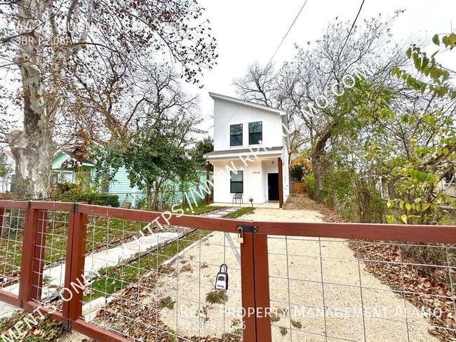 4434 Buena Vista St in San Antonio, TX - Building Photo - Building Photo