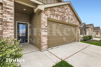 1212 Treehouse Ln in New Braunfels, TX - Foto de edificio - Building Photo