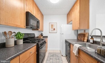 60 S Van Dorn St, Unit 413 in Alexandria, VA - Foto de edificio - Building Photo