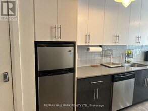 595 St Clair Ave W in Toronto, ON - Building Photo - Building Photo