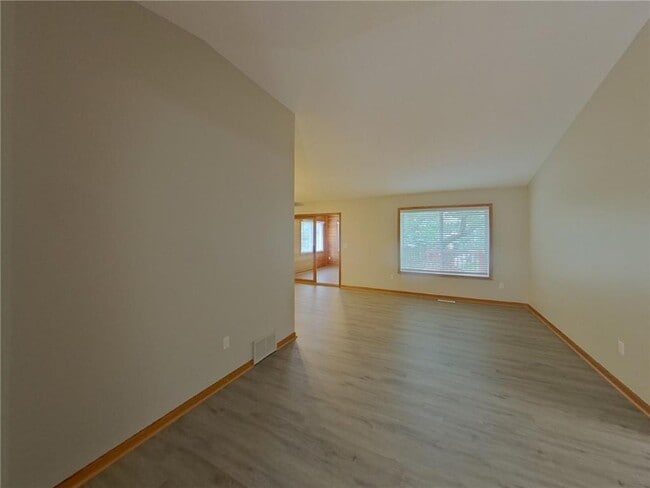 739 Ashley Dr in Chaska, MN - Foto de edificio - Building Photo
