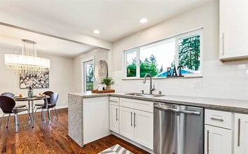 1333 N 192nd St in Shoreline, WA - Foto de edificio - Building Photo