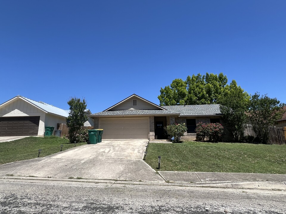 10106 Outlaw Bend in Converse, TX - Building Photo