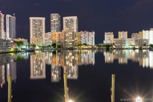 462 Golden Isles Dr-Unit -20E in Hallandale Beach, FL - Building Photo - Building Photo