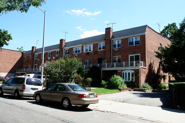 14738-14748 Barclay Ave in Flushing, NY - Building Photo - Building Photo