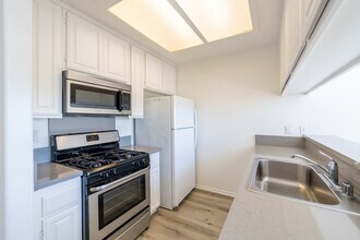 Tuscany Apartments in Los Angeles, CA - Building Photo - Building Photo