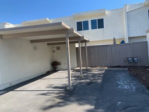 16765 Barefoot Cir in Huntington Beach, CA - Foto de edificio - Building Photo