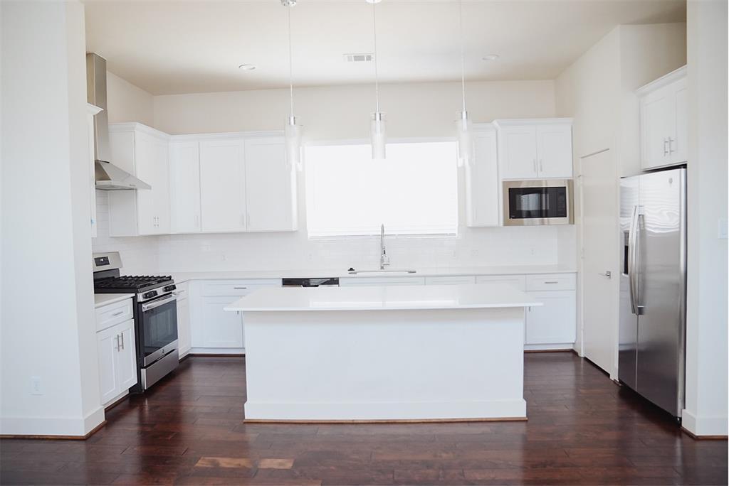2210 Lou Ellen Ln in Houston, TX - Building Photo