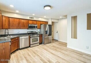 7853 N 21st Ave in Phoenix, AZ - Foto de edificio - Building Photo