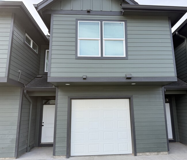 1903 Hawthorne St, Unit A in Forest Grove, OR - Foto de edificio - Building Photo
