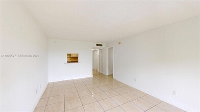 14201 N Kendall Dr in Miami, FL - Building Photo - Building Photo
