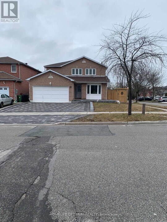 85 Littles Rd in Toronto, ON - Building Photo