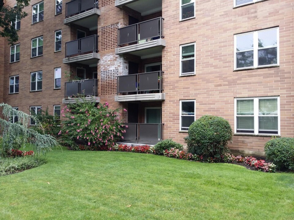 360 Central Ave in Lawrence, NY - Building Photo