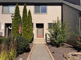 37 Brockton Ct in Beacon Falls, CT - Building Photo